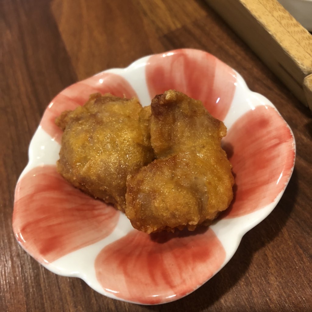 Bsoondol's tweet photo. 홍대 모미모미 개존맛
새우장정식 먹엇어요
포카를 놓고가서
신한오빠들고ㅏ 함께 햇고요..
가라아게를@서비스로 주셧는데
진짜 존나맛잇음 ㄷㄷ...
#황제님을위한메뉴판 https://t.co/oSVqj4U78D