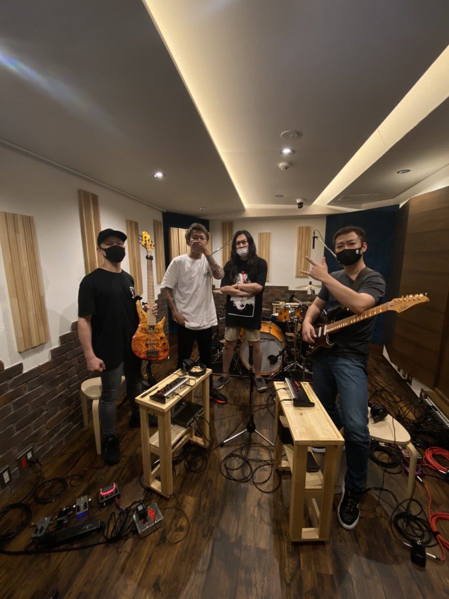 yuichiroakaba's tweet image. とある楽しいレコーディングに参加させて頂きました！完成が楽しみ！エンジニアのJUNとはもう30年近くになるなぁ。。長っ。

#versionstudio