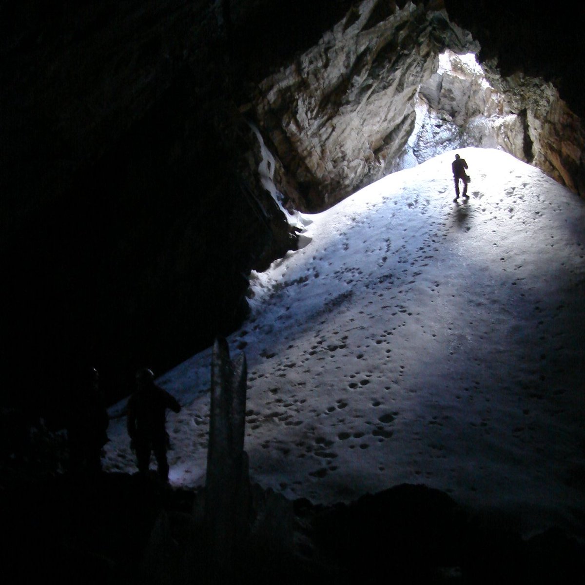 Una cueva helada precisa de una temperatura media anual inferior a 0ºC. Ocurre en cuevas “en fondo de saco” donde el aire frío y denso se acumula en el fondo. O con bocas a distintas alturas en las que el aire frío es forzado a descender enfriando la cueva. #IYCK #luneskársticos