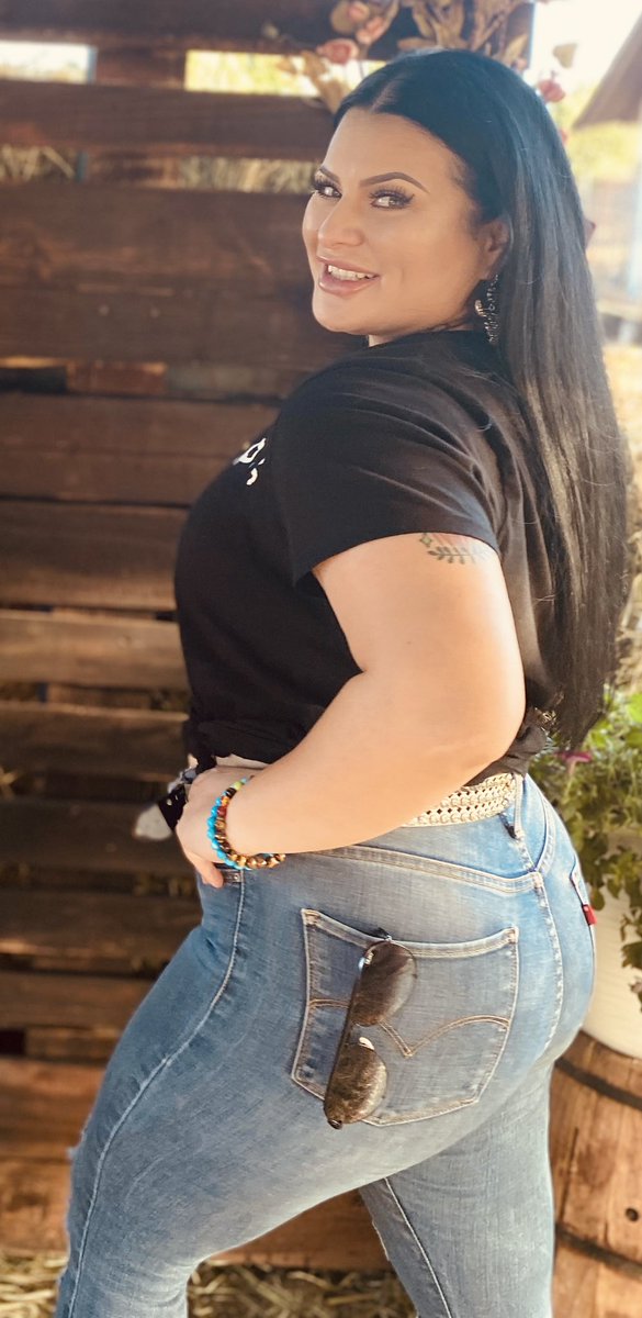 LenaGonzales777's tweet image. #FiestaVibes #curvybeauty #weekendfun