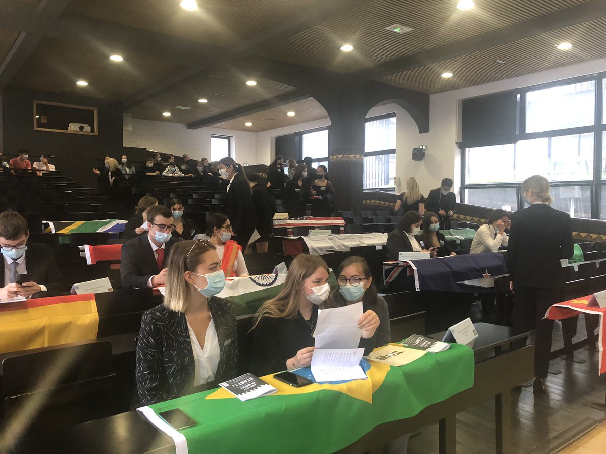 lvbmorez39's tweet photo. Le 1er @Munmorez_2021 est ouvert. Les différentes délégations vont travailler pendant 2 jours sur les droits des femmes. Félicitations à eux et aux professeurs ! Belle préparation au grand oral @RA_BFC @acbesancon @Drareic_BFC @EuropeBFC @ChanetJF @MahdiTamene @CAVLBesac @ONU_fr https://t.co/Y7GkB5lh0c