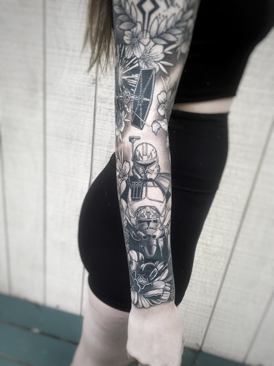 itsbellaxrose's tweet image. here’s better pictures of my star wars sleeve. i’m so excited!