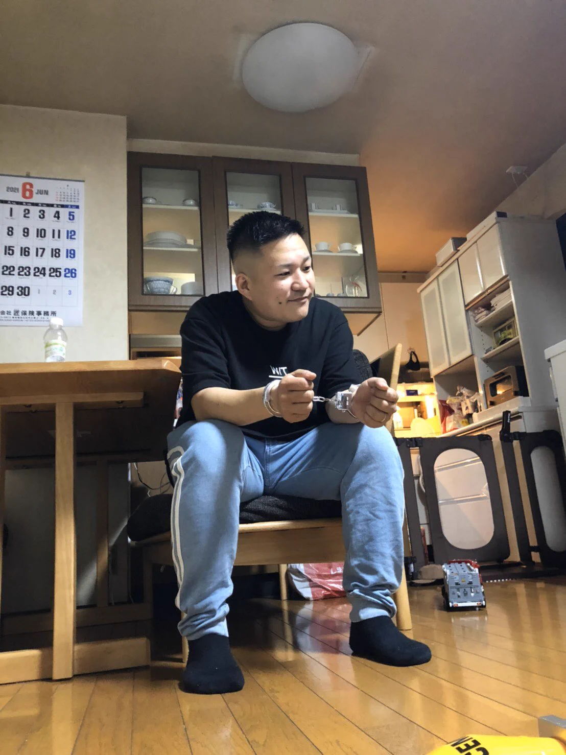 「パパ〜！」って言いながら？笑顔で父親に手錠をかける息子www