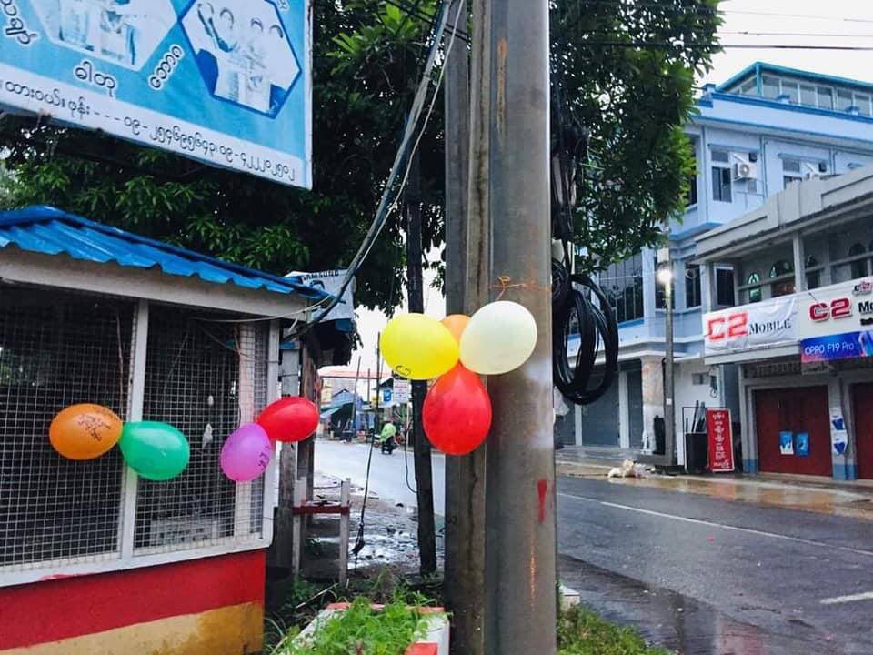 The Dawei coalition strike group staged a guerrilla strike today. They wrote revolutionary slogans on the Balloons and hanged those in some power posts and traffic police house as a part of protest. #WhatsHappeningInMyanmar #June7Coup #MilkTeaAlliance