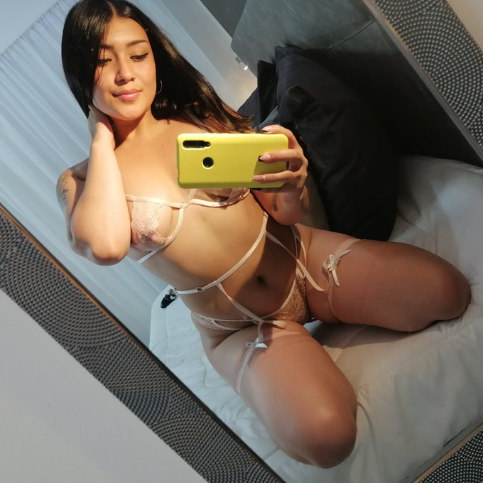 Violeta Sweet’s pics and videos