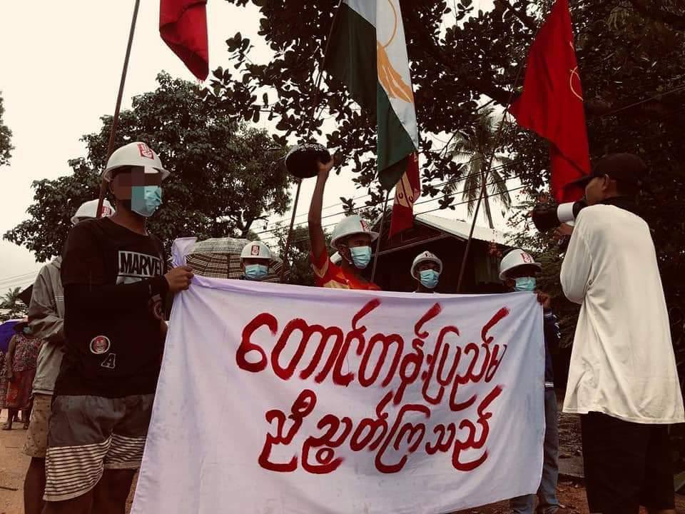 On the evening of June 6, a protest took place in Kadet Gyi village, LaungLone Township. #WhatsHappeninglnMyanmar  #June7Coup