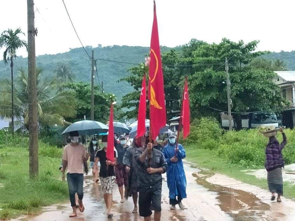 Anti-military protesters demonstrated in Maungmakan village, Launglone Township this morning. #WhatsHappeningInMyanmar #June7Coup