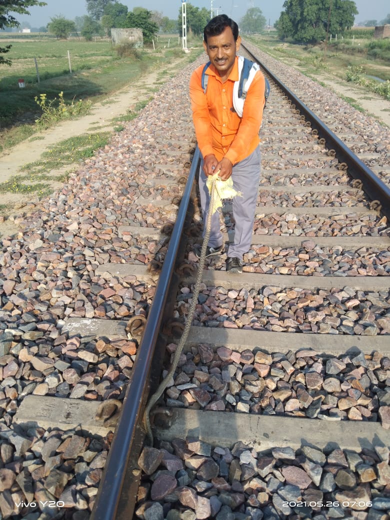 SushilSK6522's tweet photo. #TreatRailwayEmployeesFrontlineWorkere
#Stop_harassing_trackman
#Save_trackman
@PMOIndia @RailMinIndia @PiyushGoyal @MoHFW_INDIA @ShivaGopalMish1
हमारा हक हम ले कर रहेंगें। https://t.co/O0ObROGJkI