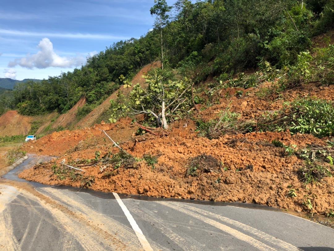 madiustangau's tweet photo. #SalamProgresif menerima aduan ttg kejadian tanah runtuh di Kg. Lokos. Minta pihak JKR supaya mengambil tindakan segera. Dalam apa juga keadaan saya #DisiniBersamaMu https://t.co/fpn3nDDnIg