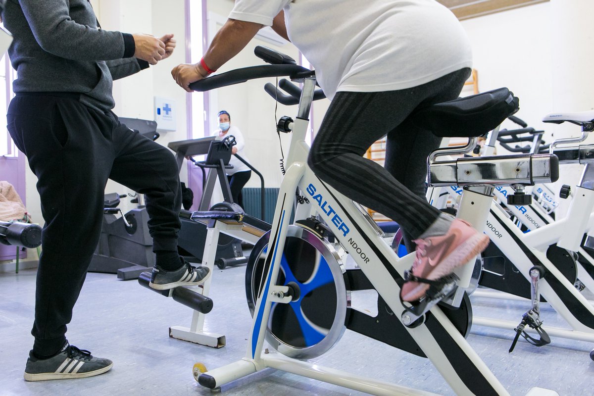 7⃣  de cada 1⃣0⃣ interns practiquen algun esport als centres penitenciaris catalans

🏋‍♂🤾⛹ L'activitat física redueix el sedentarisme, l'angoixa i la tensió

✅ Fomenta hàbits de vida  saludables i valors com el treball en equip

#PerLaReinserció