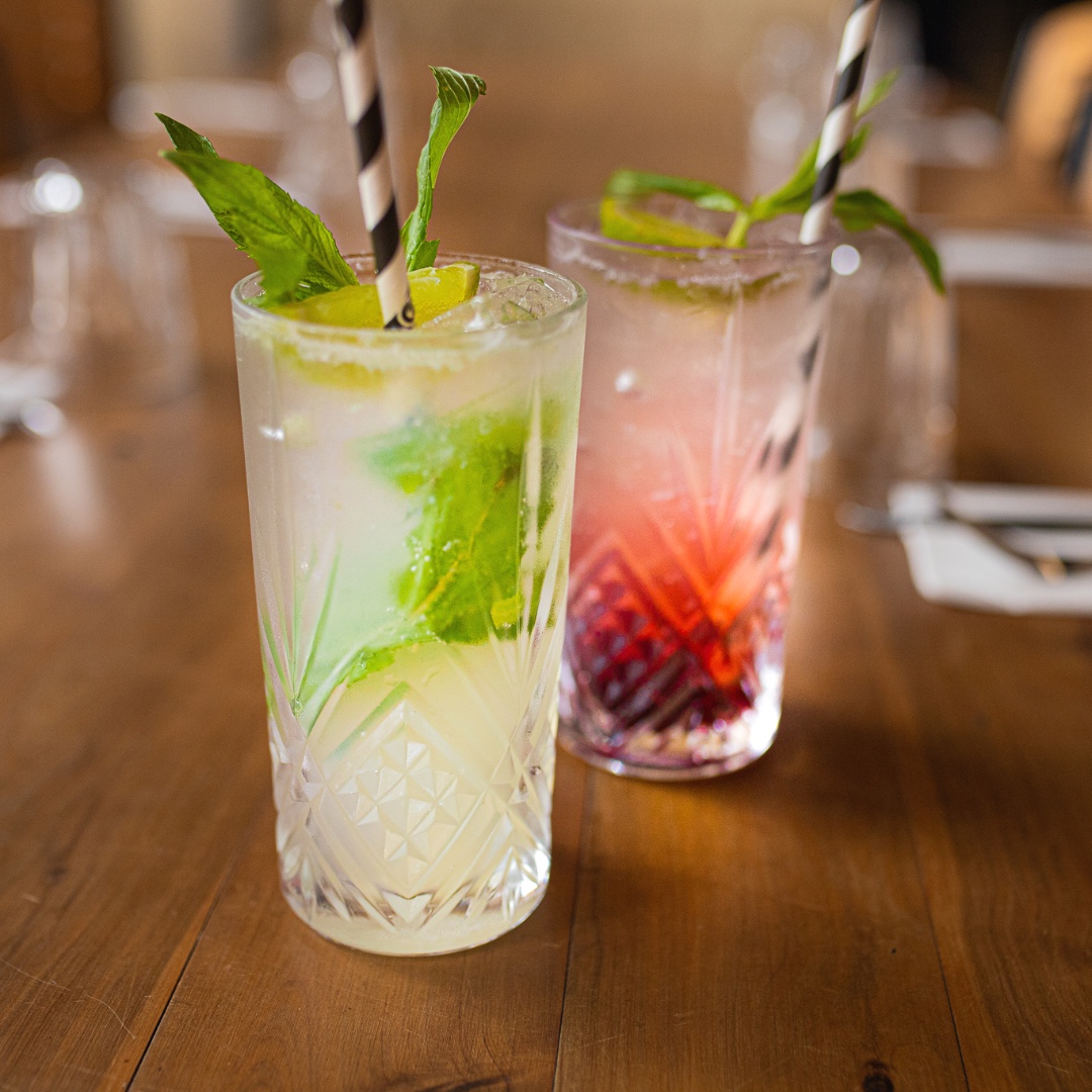 Cheers to a new week! 🍹🍃@ischiarestaurant