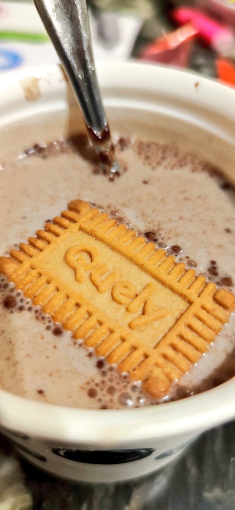 somdemallorca's tweet photo. Inca no se entiende sin una marca co @GalletasQuely . Después del blog trip #somdemallorca #visitinca #mallorcasafetourism repusimos fuerzas con estas tentaciones dulces. 😀 https://t.co/5mePDjvbPP