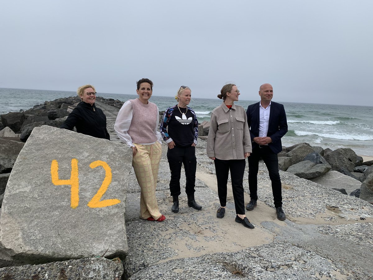 Region_Midt's tweet photo. - Vi kommer tilbage til Høfde 42, når I skal have spaden i jorden - og når badeforbuddet er ophævet! 🌊🩱
Sådan lovede @LeaWermelin i dag, da hun besøgte stranden mellem Thyborøn og Harboøre, der gemmer på en af landet store generationsforureninger. 
#virenserop #høfde42 #dkpol https://t.co/DZ5nu2vjkp