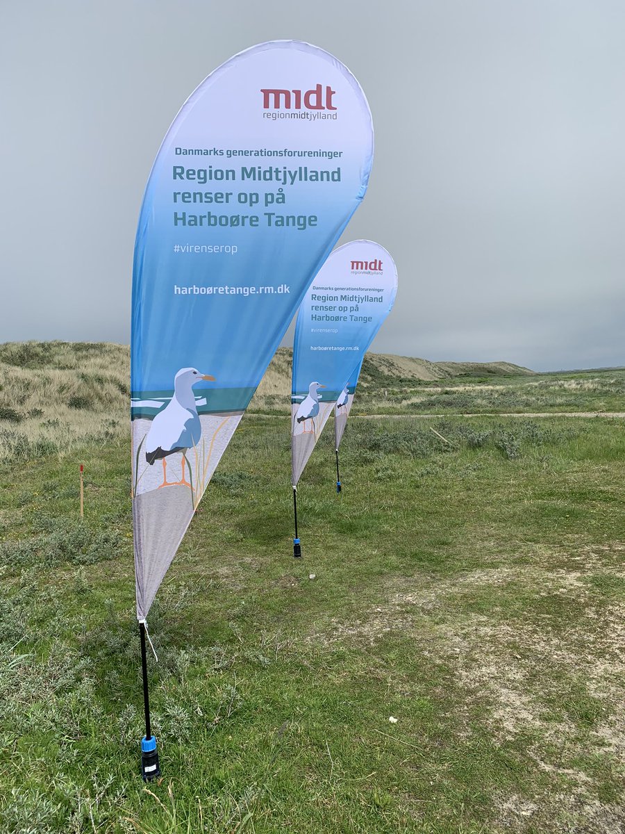 Region_Midt's tweet photo. - Vi kommer tilbage til Høfde 42, når I skal have spaden i jorden - og når badeforbuddet er ophævet! 🌊🩱
Sådan lovede @LeaWermelin i dag, da hun besøgte stranden mellem Thyborøn og Harboøre, der gemmer på en af landet store generationsforureninger. 
#virenserop #høfde42 #dkpol https://t.co/DZ5nu2vjkp