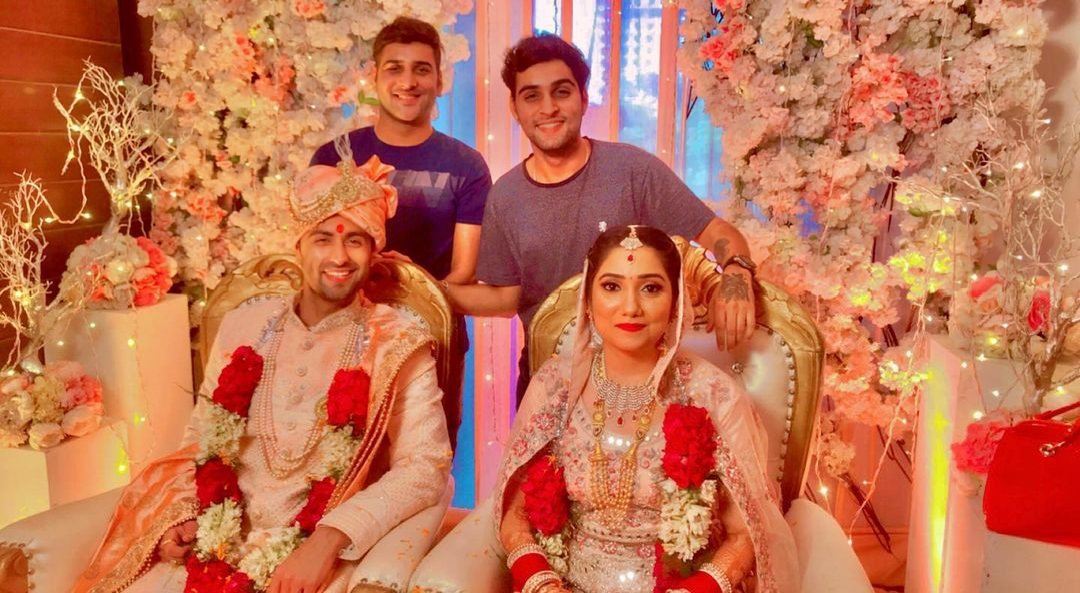 SpyKaParivaar's tweet photo. #TWSpyExclusive
CONGRATULATIONS 🎉🎉🎉...
#Agnifera Actor #AnkitGera Married to #RashiPuri(NRI from #Nigeria).On 5th June 2021!.
Sources - #ArjunVerma
Ravishing MakeUp By - #ArjunVerma & #AbhishekMakeovers
@ankitgera001
@arjunverma1998
#TellywoodSpy https://t.co/qr4Wl3hqTt