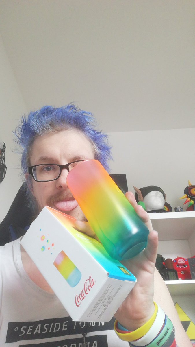 meissntoLP's tweet photo. Nur Fuer den Flex: Hey @unge  meines ist schon angekommen 😝😂 #regenbogenglas

Ps: meins ist aber ein Geburtstagsgeschenk Fuer jemanden der seit 2011 alle deutschen Glaeser gesammelt hat ^^ er freut sich hoffentlich mega darueber https://t.co/jCjrd34Bkt