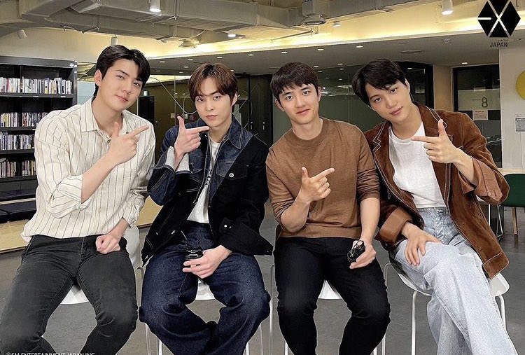 bbysshun's tweet photo. HAHAHHAJAIAIIA GEMASSSSS,INI HYUNG NYA YANG MANA YAA?😭😭❤
#EXO_L
#KING IS BACK
#DONT_FIGHT_THE_FEELING
#TEAM_SOLAR @365_weareone @layzhang @B_hundred_Hyun https://t.co/5sJwjtgAuz