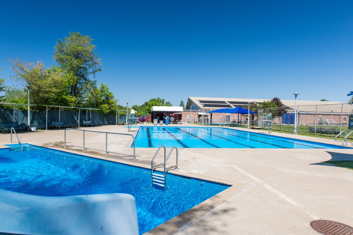 mtlouest's tweet photo. En raison de la chaleur, la piscine de Montréal-Ouest a prolongé les heures d'ouverture du bassin de natation et de la pataugeoire👉 https://t.co/CTSHDyxZll // Due to the heat, the Montreal West Pool has added extended hours for both the Swimming Basin and the Wading Pool. https://t.co/ZlVQkErdqe