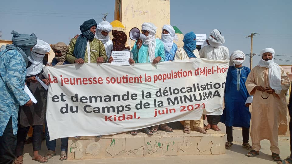 BayeAg1's tweet photo. #Kidal, ce 07 juin 2021, la population se mobilise pour manifester son soutien à celle d'#Aguelhoc pour la délocalisation du camp de la #MINUSMA. https://t.co/Yil44w8aw3