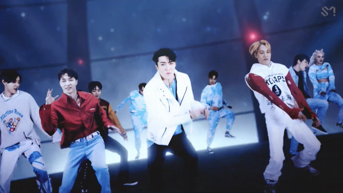 ByeonSoYeon's tweet photo. هرمنا من اجل هذه اللحظه…. اخيرا لاي بعد سنين 😭😭😭💕💕

#EXO_DFTFOutNow #Lay #EXOL @layzhang @weareoneEXO 
#엑소 #EXO #weareoneEXO
#DONT_FIGHT_THE_FEELING
#드디어_나왔다_엑소_멈추지도마 https://t.co/99OMsktUwu