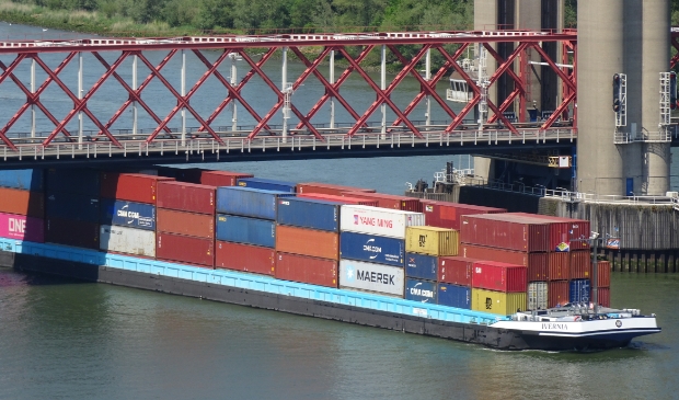 Binnenvaartschip net onder brug door -  hoogvlietalbrandswaard.debotlek.nl/nieuws/algemee…