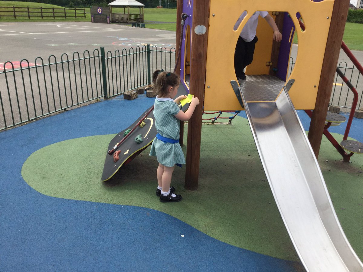 GatesPenguins's tweet photo. We love our new writing belts, we have been wearing them inside and outside during our play. We have had post it notes about different jobs and even some story book writing. #makewritingfun #earlyyears #writingineyfs https://t.co/YjOmclmjxA