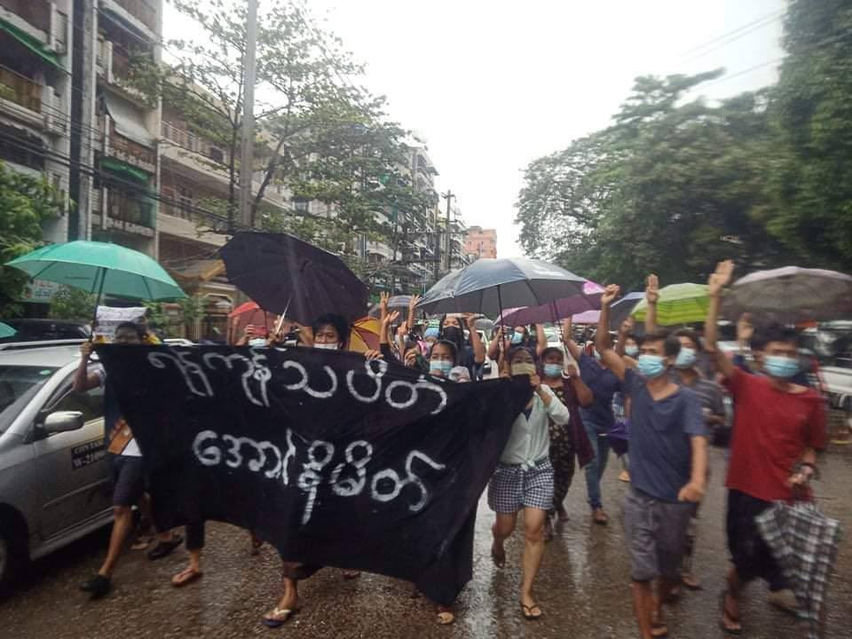 Yangonians were seen staging a guerrilla style protest against military dictatorship this evening despite the rain. #June7Coup  #WhatsHappeningInMyanmar