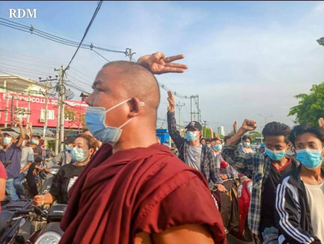 Mandalay Alliance Strike was seen marching on the streets to show their strong opposition of military dictatorship and its bullshit rules. #June7Coup  #WhatsHappeningInMyanmar