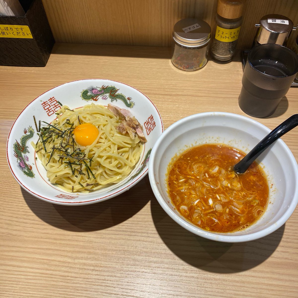 ycu_mihanken's tweet photo. 【飯テロ半島】
皆さん、夏には熱いラーメンよりもつけ麺が食べたくなりませんか？
こちら、金沢文庫駅徒歩5分
「麺屋辰巳」の
スタミナ辛卵つけ麺🍜です‼️
ぷりぷりした麺に、辛い汁をつけて、、、、😋
金沢文庫に行ったら、是非ご賞味ください✨
#金沢文庫 https://t.co/dyshnrh9Xr