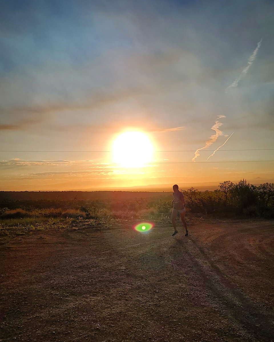 TheAvgJoeRun's tweet photo. Sunrise Run🌄🐕🏃‍♂️🏃‍♀️

#sunrise #beutahful #running #mountainlife #mountains #couplerun #runningcouple #utah #vizsla https://t.co/jgX63xMp1b