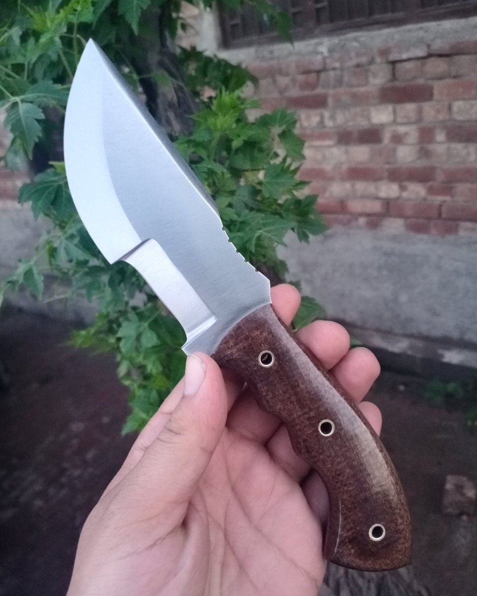 safi_techs's tweet photo. Beautiful Handmade Tracker Knife 

#edcgear #knivesofinstagram🔪 #knifeaddict #knivesofig #knifeshop #knifemaker #ourdoors #survivalknives #trackerknife #bladesmithing #forgedinfire #campinglife #preppers #usaknife #texaswildlife #texasviking #knivesmaker https://t.co/jeeUqzyl6l