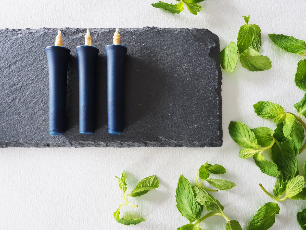 京rousoku V Twitter 6 15まで予約受付中 7月の 香りrousoku しとしとと滴り落ちる梅雨の雨 ザーッと道路を叩く強い雨 そして草木を潤す命の水 そんな 水 をイメージした香り 薄荷 や ペパーミント そして月桂樹のグリーンの香りを重ねて 土の香りを