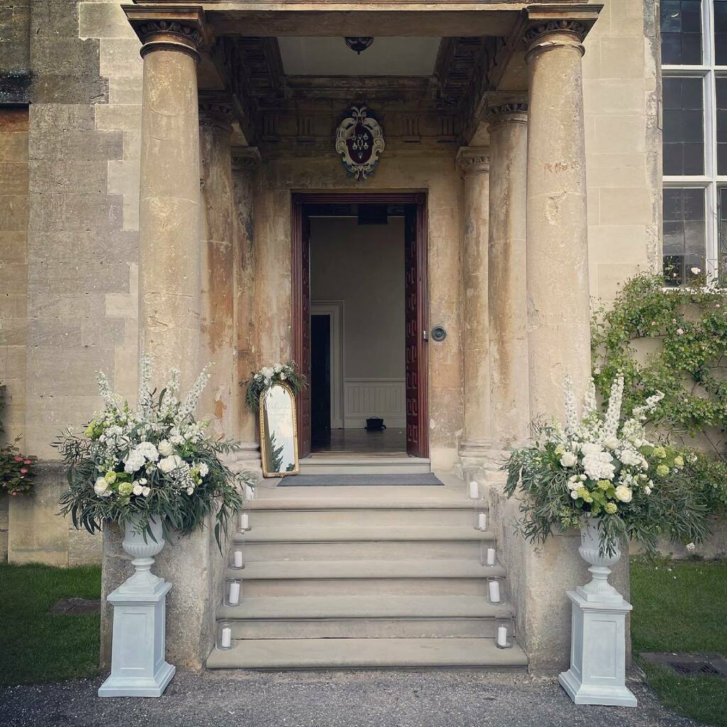 Jennyfleur22's tweet photo. Morning flower friends! Hope you all had a lovely weekend in the sun. There was no lying around catching rays for me as I was floralling up for L&amp;T @elmorecourt. Huge congratulations the the new Mr &amp; Mrs Deamer, hope you had the most beautiful day. 
Desp… https://t.co/GDrTidjeHG https://t.co/ihsUpQjnFm