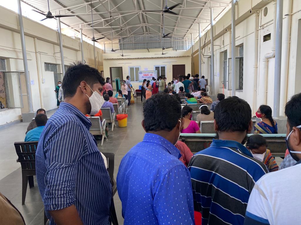 SankethRoxx's tweet photo. This pictures are from Mancherial GOVT HOSPITAL where people are getting vaccinated and the situation is very horrible they were pushing each other to get inside and the problem is the management is not following the timing given to us they are sending everyone @Collector_MNCL https://t.co/kZpTuJWY87