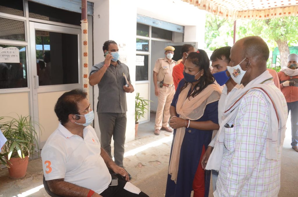 PSKhachariyawas's tweet photo. ...कोरोना काल मे भी जन सेवा जारी है....

प्रत्येक दिन की तरह आवास पर जनसुनवाई की लोगों की समस्याओं को सुना व संबंधित अधिकारियों को फोन कर समस्याएं सुलझाने के दिए निर्देश।

#खाचरियावास_हाउस #जनसुनवाई #jaipur #rajasthan https://t.co/Iw3plApTRu