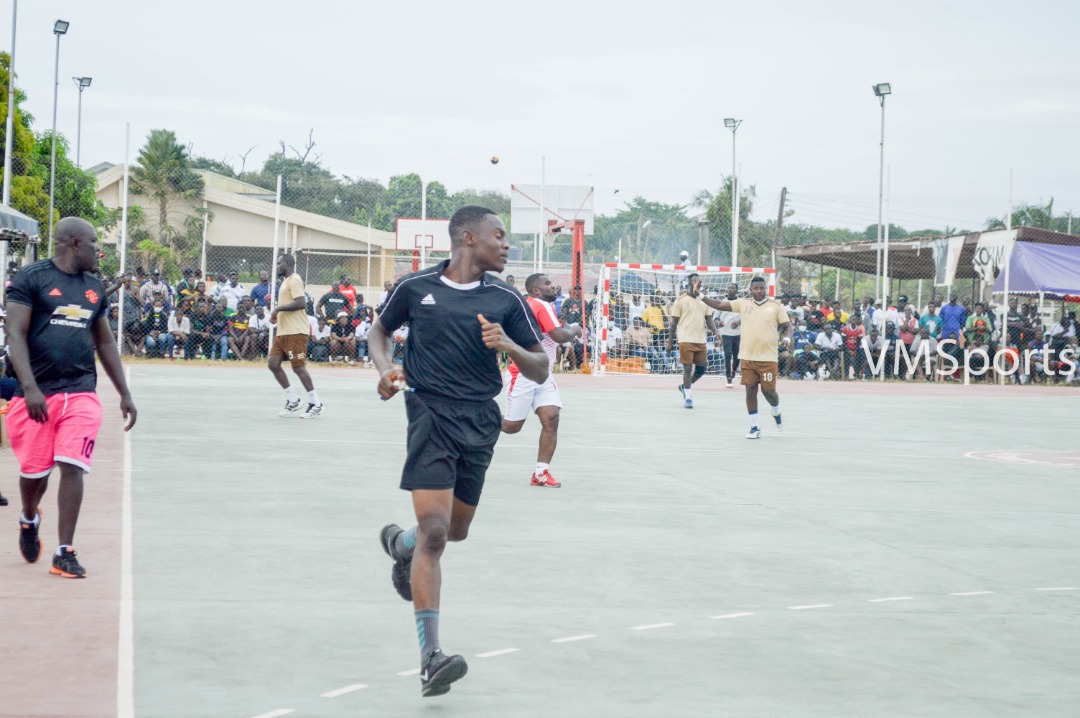 AdwoaKwofie's tweet photo. Referee Ayivor Joshua Chabel from Togo doing the Lord's work in Ghana. He was paired with Ghana's Bismark Yeboah as the officiating referee for the men's finals between Ghana Prisons and Ghana Fire.
Handball Is back💃 https://t.co/lrRyU10q5x