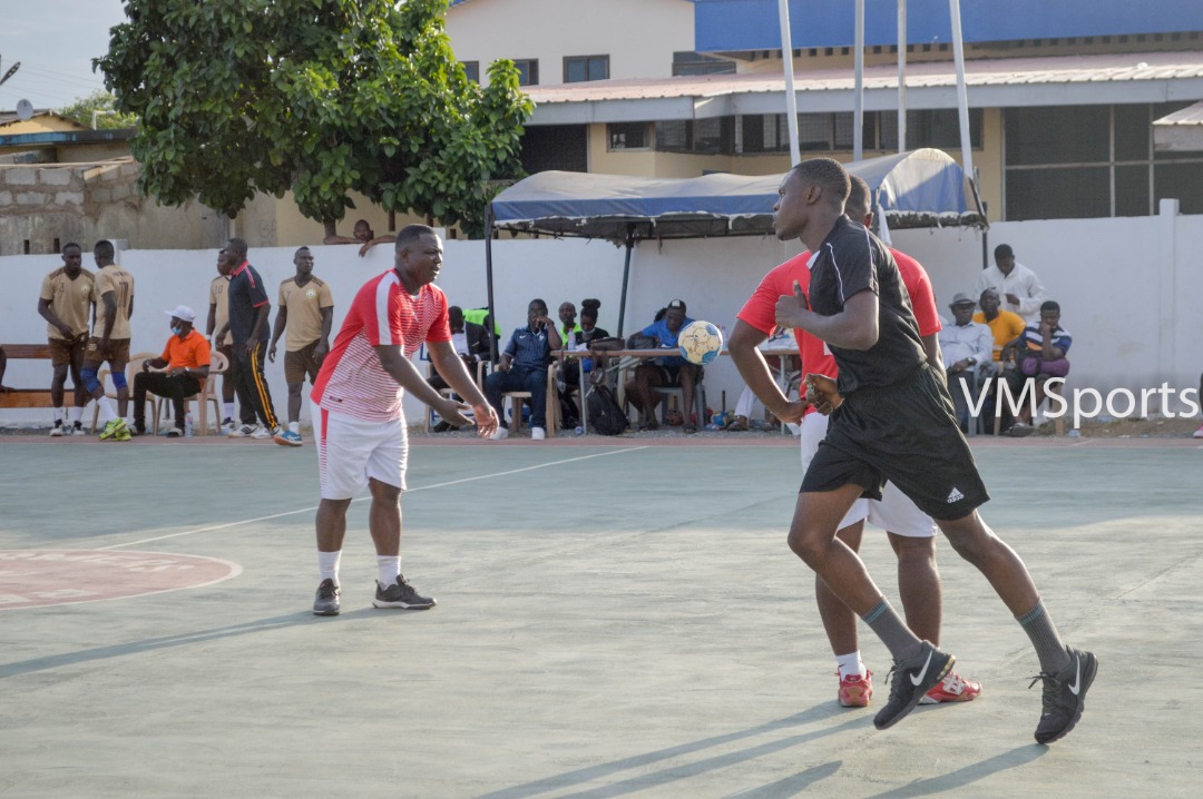 AdwoaKwofie's tweet photo. Referee Ayivor Joshua Chabel from Togo doing the Lord's work in Ghana. He was paired with Ghana's Bismark Yeboah as the officiating referee for the men's finals between Ghana Prisons and Ghana Fire.
Handball Is back💃 https://t.co/lrRyU10q5x
