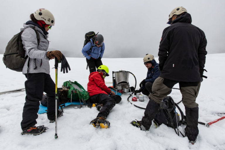 Amcsti's tweet photo. L'@_ajspi a décerné son premier Prix du photoreportage scientifique à Antoine Kremer. Photographe professionnel a suivi la glaciologue Heïdi Sevestre dans son expédition pour le projet The Last Tropical Glaciers, en Colombie.
#Prixphoto #photodesciences
https://t.co/AH4fjEezhV https://t.co/rY9TtdnWJB