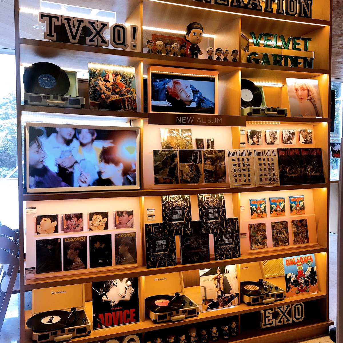 kasny3877's tweet photo. 5月28日(金)に営業が終了した「SMTOWN &amp;CAFE」に、その閉店の金曜日に事務所巡りの際に行ってきました！！前から28日に行くこと決めてたのですが、まさかその日に閉店しちゃうなんて、、、行ったことがなかったので最後にギリギリ行けてよかったです🥲✨
　　
#SMショップ　#SMカフェ☕️ #韓国 https://t.co/y6vybVuddT