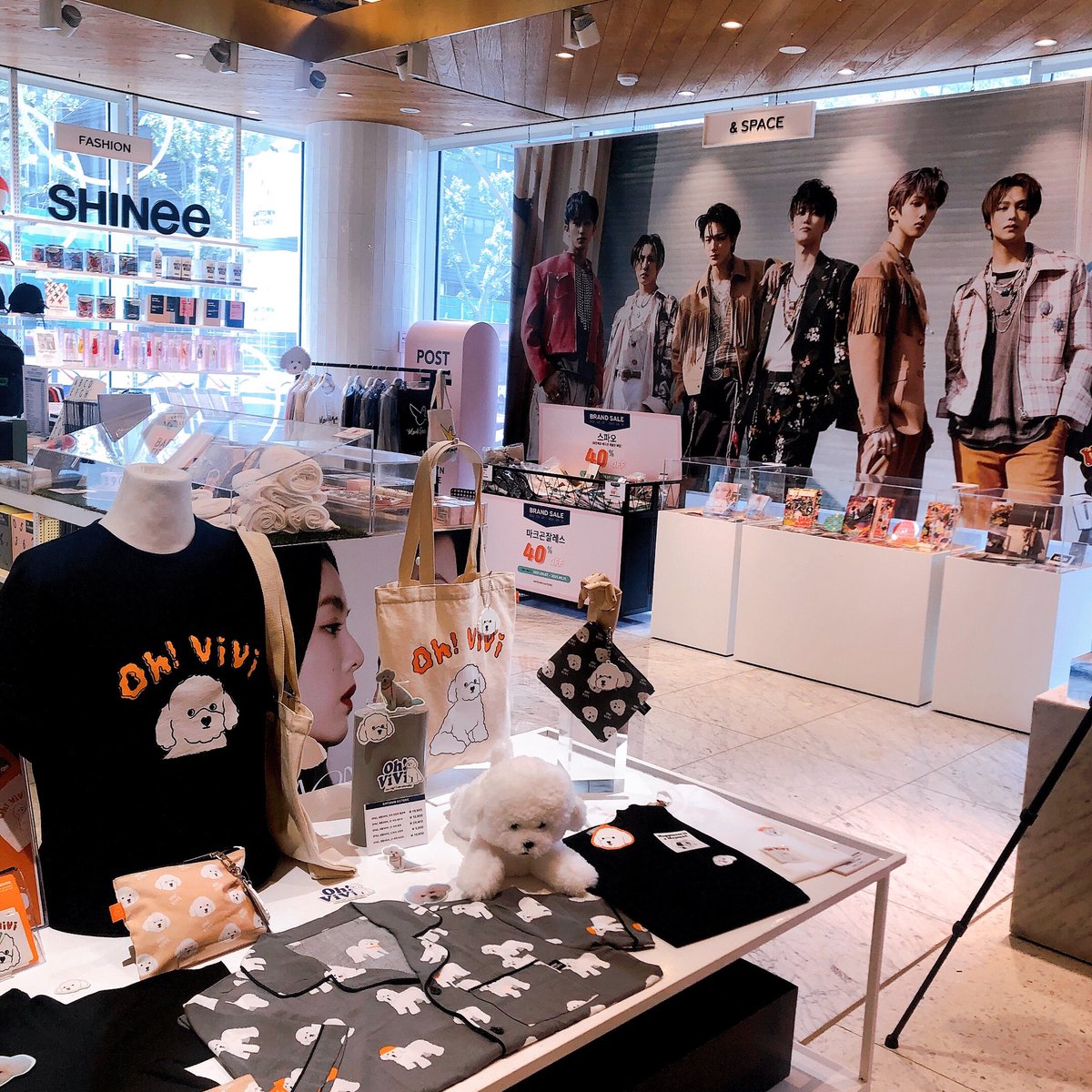 kasny3877's tweet photo. 5月28日(金)に営業が終了した「SMTOWN &amp;CAFE」に、その閉店の金曜日に事務所巡りの際に行ってきました！！前から28日に行くこと決めてたのですが、まさかその日に閉店しちゃうなんて、、、行ったことがなかったので最後にギリギリ行けてよかったです🥲✨
　　
#SMショップ　#SMカフェ☕️ #韓国 https://t.co/y6vybVuddT