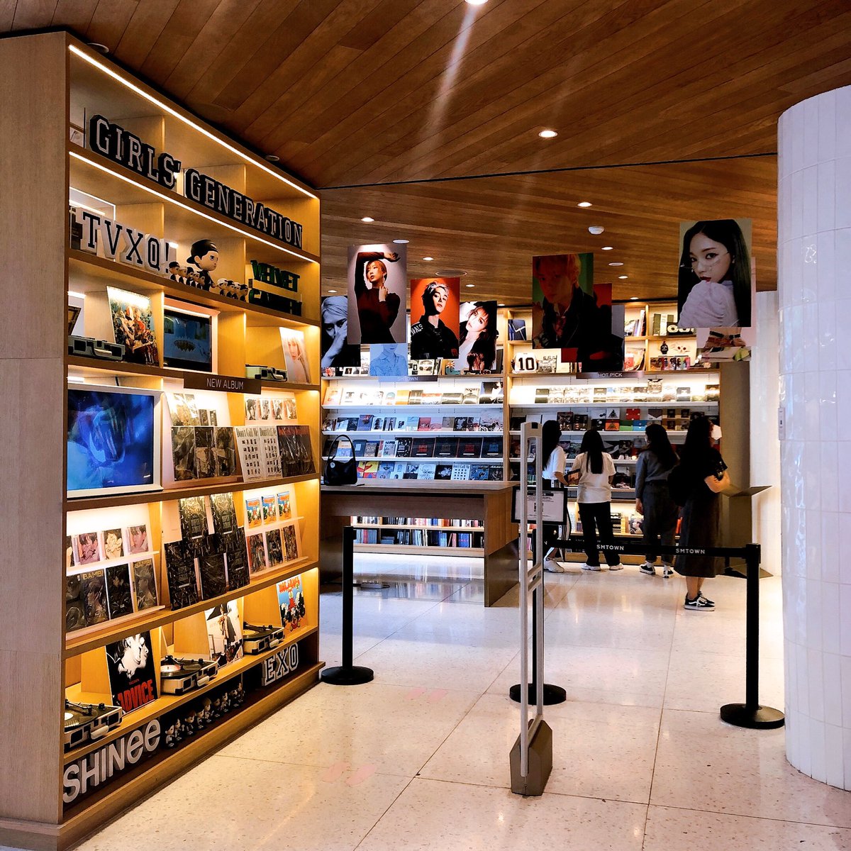 kasny3877's tweet photo. 5月28日(金)に営業が終了した「SMTOWN &amp;CAFE」に、その閉店の金曜日に事務所巡りの際に行ってきました！！前から28日に行くこと決めてたのですが、まさかその日に閉店しちゃうなんて、、、行ったことがなかったので最後にギリギリ行けてよかったです🥲✨
　　
#SMショップ　#SMカフェ☕️ #韓国 https://t.co/y6vybVuddT