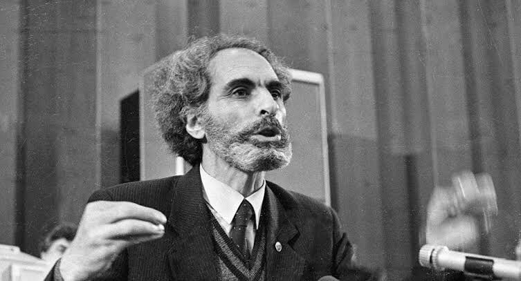 Azerbaycan Halk Cephesi Lideri Ebulfez ELÇİBEY, Bağımsızlık sonrası ilk serbest ve demokratik seçim olan 7 Haziran 1992 seçimleri ile Azerbaycan’a Cumhurbaşkanı seçilmiştir.

Aziz hatırana ve gökkubbede bıraktığın hoş sadaya selam olsun. Ruhun şad olsun Elçibey’im...