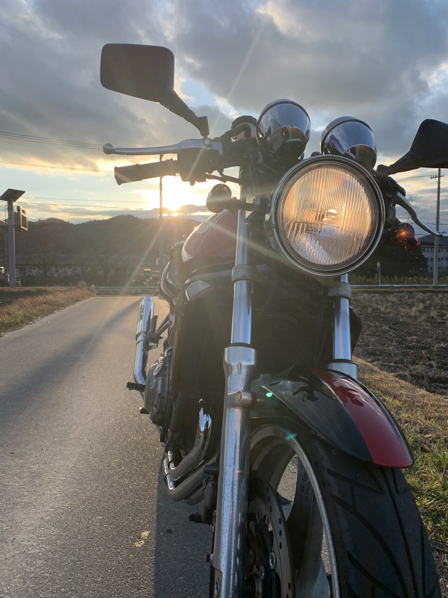 CoThe_Key0343's tweet photo. 名前 （コ）ザッキー
年齢 永遠の32歳
身長 177　体重 0.1ｔ
愛車 バリオス A1　バリオス歴2016年から
住み 大阪
コメント：出会ったらフォロー返すので教えてね！

#バリオス
#バイク乗りとして軽く自己紹介
#バイク乗りと繋がりたい https://t.co/81cie5AvnT