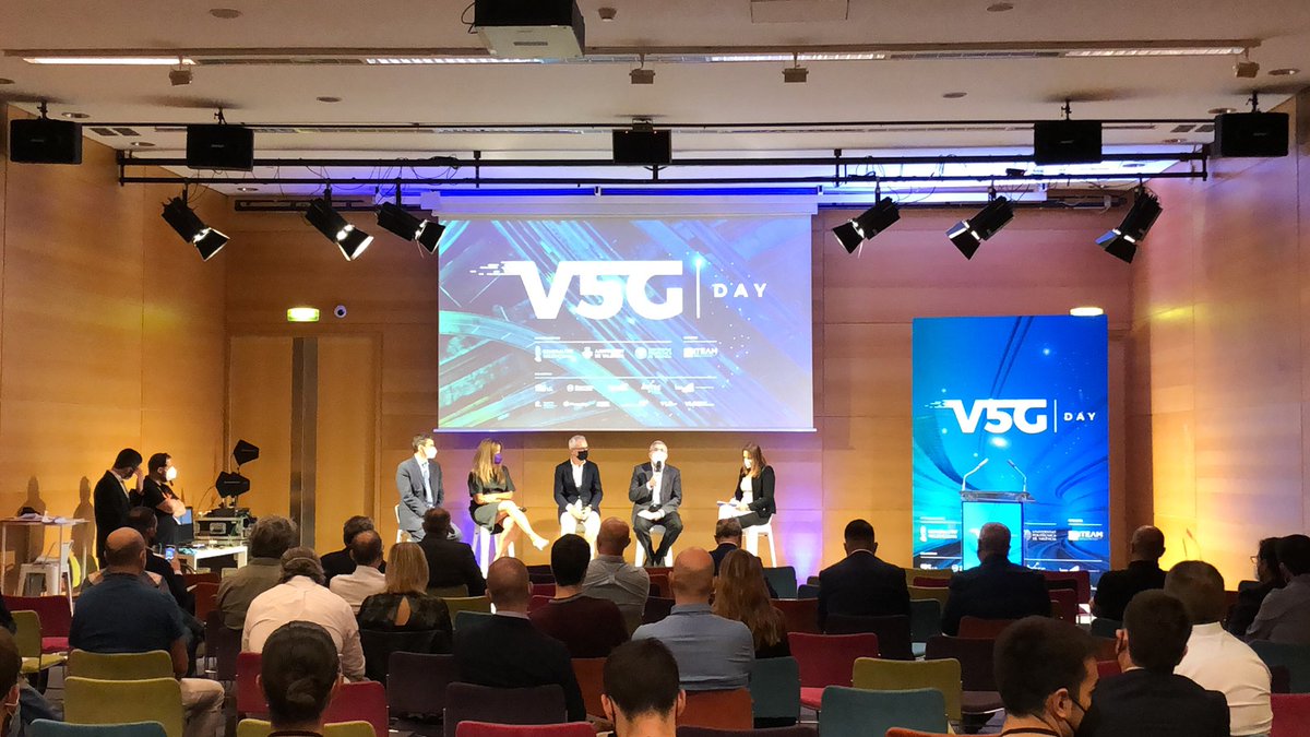 V5gValencia's tweet photo. En directo con la primera Mesa del día en @PalcongresVLC: Automóvil Conectado y Movilidad.
En ella participan @MobilityVlc, @Avia_automocion, @UniversidadMH, #MahleElectronics y @ON5G_MWC.
#V5GDay #V5G https://t.co/hl4VQxxa6e