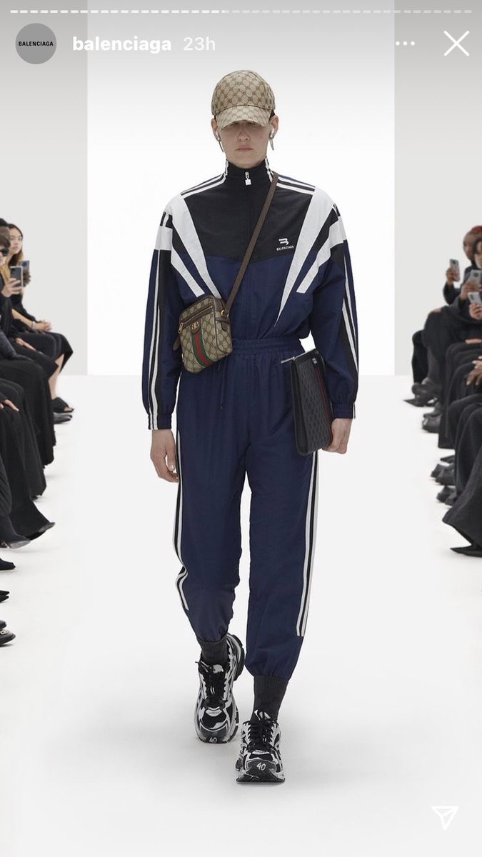 StarterPacksBxl's tweet photo. Balenciaga ont sorti la collection « Ah chien » https://t.co/9flWLOwKEX