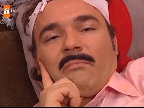 doğrusunu bildiğim yalanları dinliyorum