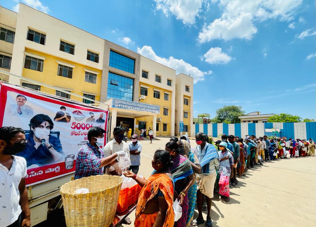 JSPNLRDIST's tweet photo. 24వ రోజు #JanaSeva
@PawanKalyan గారు, @JSPManuKranth గార్ల స్పూర్తి తో @JanaSenaParty నాయకులు @k_gunukula గారు గత  23 రోజులుగా GGH వద్ద +9000పేదలకు ఆహరం .. గౌడ్,వర,సాయితేజ,కోటా బాలాజీ ,మౌనేష్ పాల్గొన్నారు @mnadendla
#PawanKalyan 
#KishoreGunukula 
#caronawariors #24thday https://t.co/cprvVph0lY