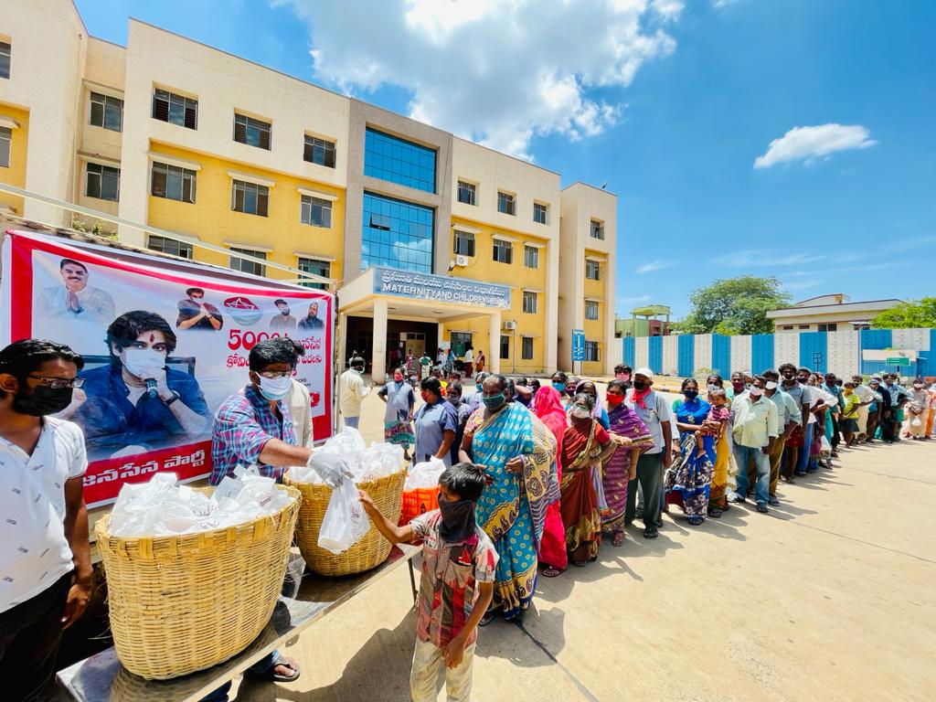 JSPNLRDIST's tweet photo. 24వ రోజు #JanaSeva
@PawanKalyan గారు, @JSPManuKranth గార్ల స్పూర్తి తో @JanaSenaParty నాయకులు @k_gunukula గారు గత  23 రోజులుగా GGH వద్ద +9000పేదలకు ఆహరం .. గౌడ్,వర,సాయితేజ,కోటా బాలాజీ ,మౌనేష్ పాల్గొన్నారు @mnadendla
#PawanKalyan 
#KishoreGunukula 
#caronawariors #24thday https://t.co/cprvVph0lY