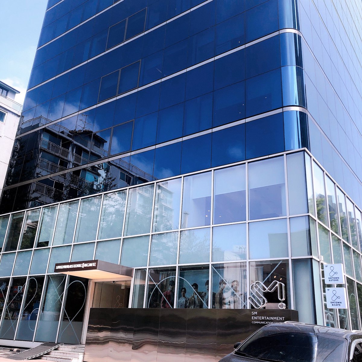 kasny3877's tweet photo. #韓国事務所巡り　　
#SMエンターテイメント　
#STARSHIP 
#CUBEエンターテインメント　
　
CUBUは6月10日にデビュー予定のLIGHTSUMの広告が！👀そしてこの時に、窓からLIGHTSUMの全メンバーの姿も見えて何やら撮影中の様子でした。 https://t.co/kEvPXFwLfP