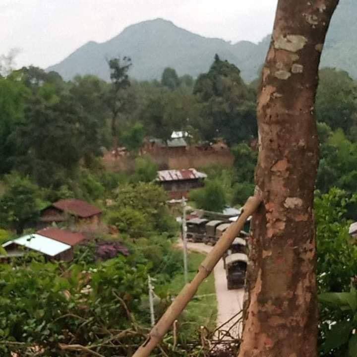 Around 3:00 PM,a large number of military trucks passed through Yado village (ယာဒို).They'll soon pass through HseeBu Village(ဆီဘူးရွာ)and arrive in Kayah State shortly.

#June7Coup #WhatsHappeningInMyanmar